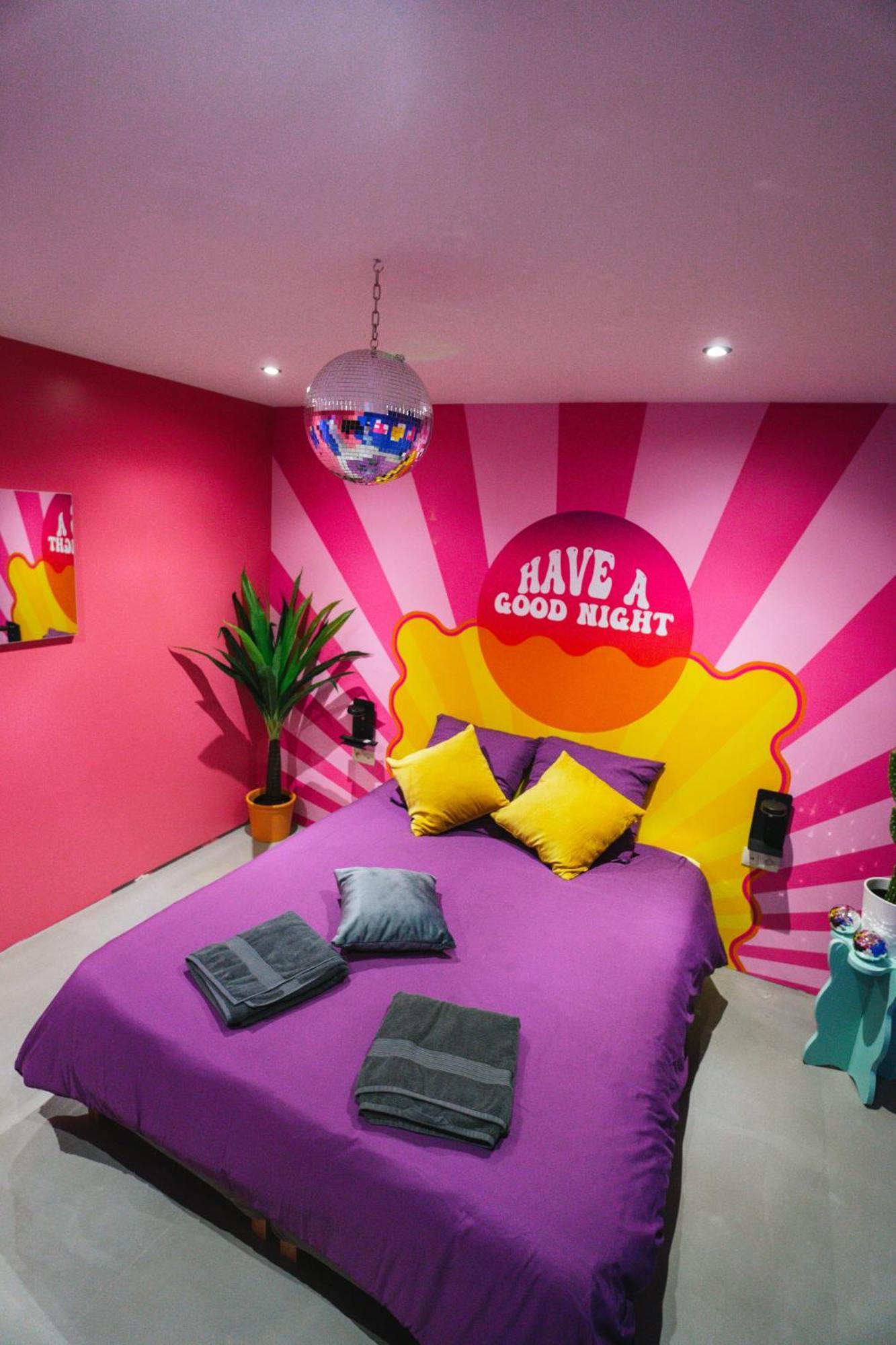 Capsule Boogie-Woogie - Jacuzzi - Sauna - Billard - Jeux - Ecran Geant - Filet Suspendu - Netflix La Louvière Eksteriør billede