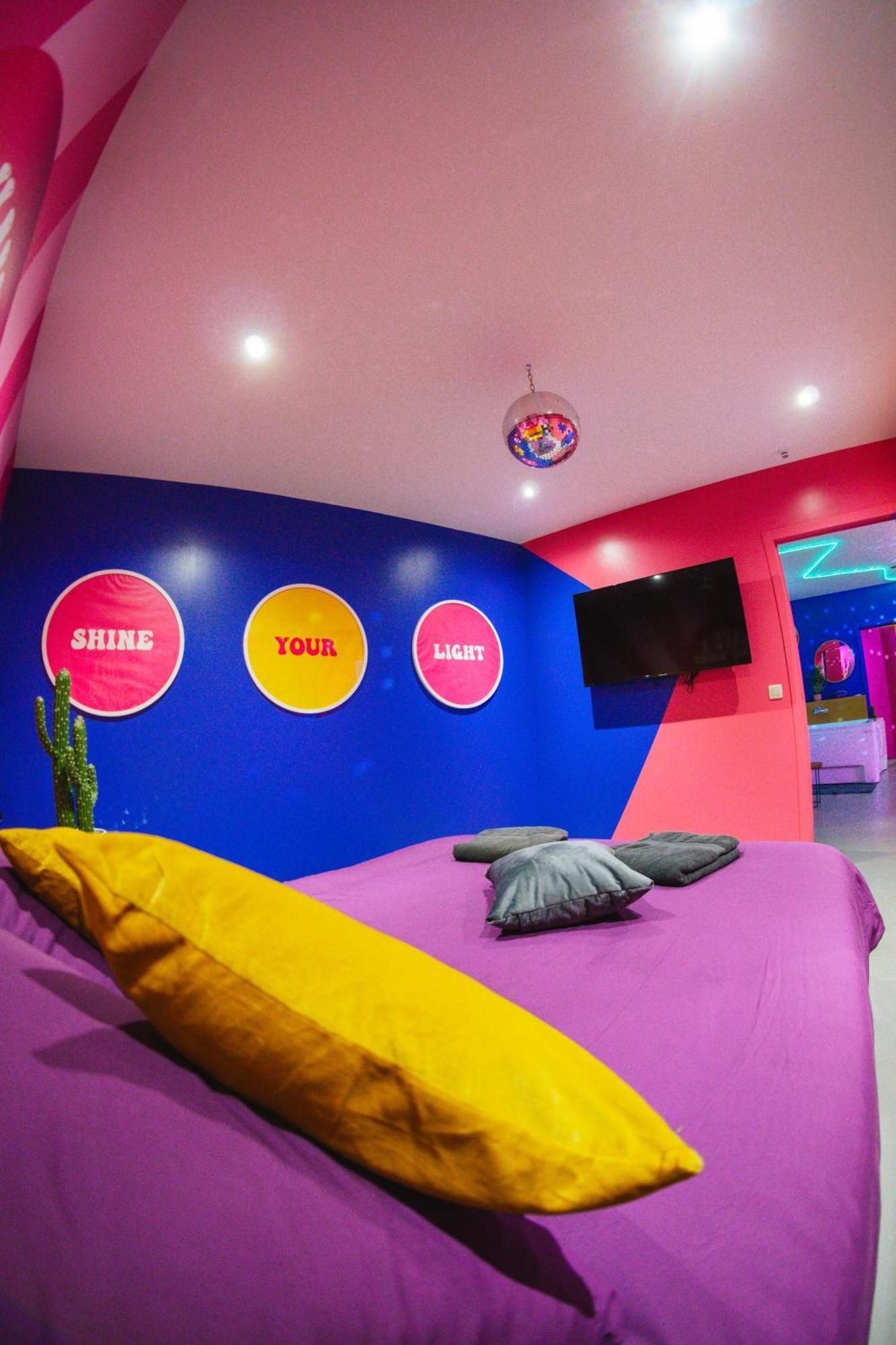 Capsule Boogie-Woogie - Jacuzzi - Sauna - Billard - Jeux - Ecran Geant - Filet Suspendu - Netflix La Louvière Eksteriør billede