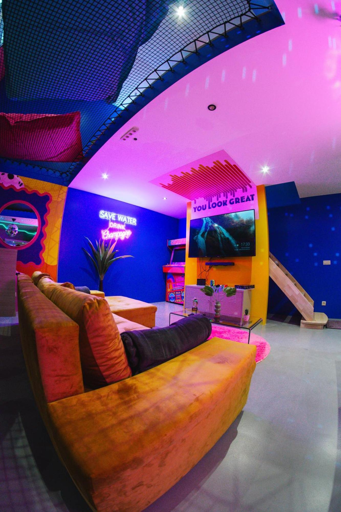 Capsule Boogie-Woogie - Jacuzzi - Sauna - Billard - Jeux - Ecran Geant - Filet Suspendu - Netflix La Louvière Eksteriør billede