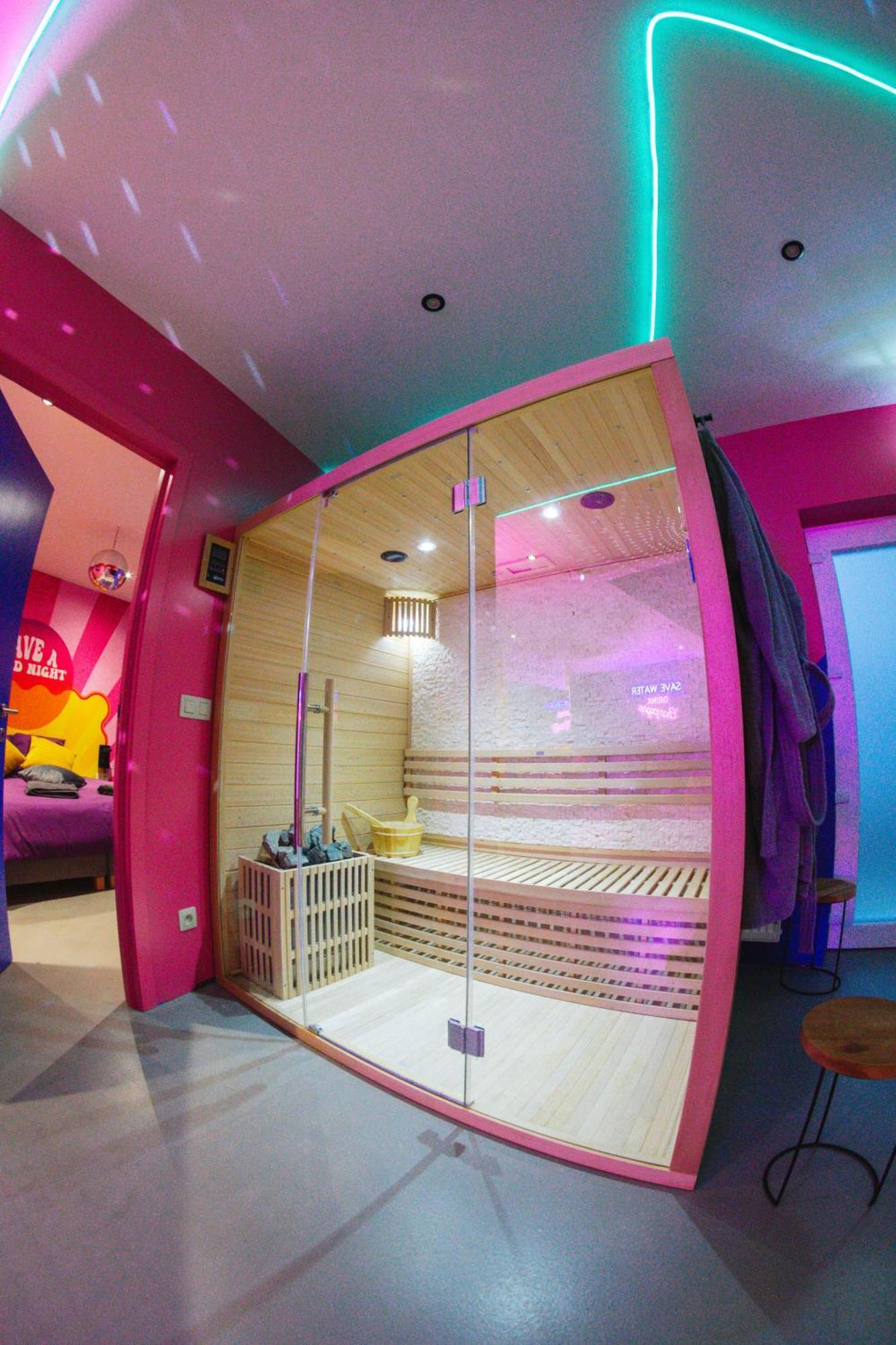 Capsule Boogie-Woogie - Jacuzzi - Sauna - Billard - Jeux - Ecran Geant - Filet Suspendu - Netflix La Louvière Eksteriør billede