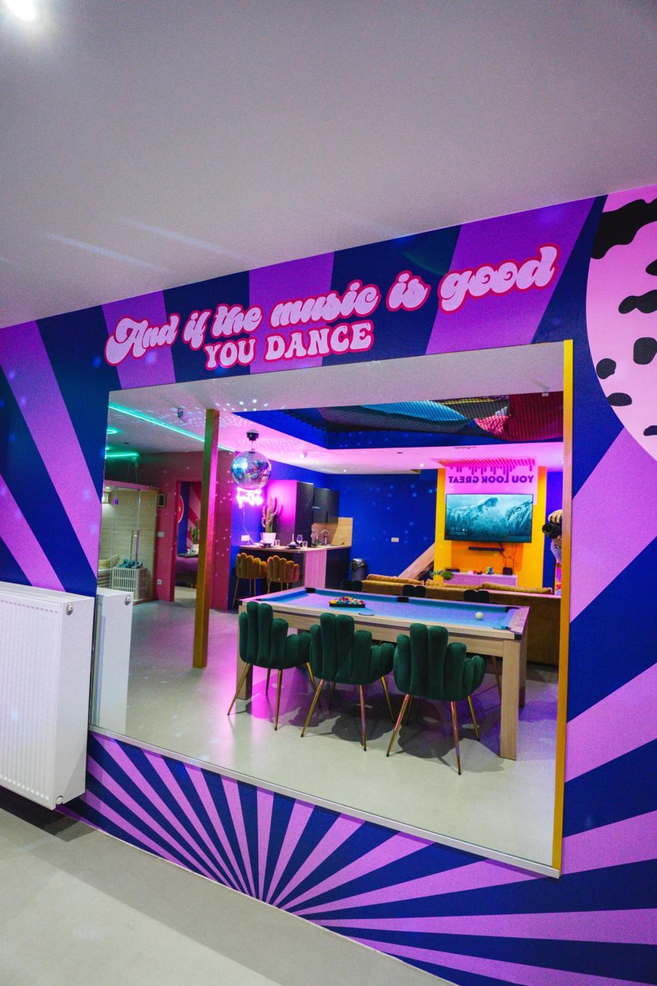 Capsule Boogie-Woogie - Jacuzzi - Sauna - Billard - Jeux - Ecran Geant - Filet Suspendu - Netflix La Louvière Eksteriør billede
