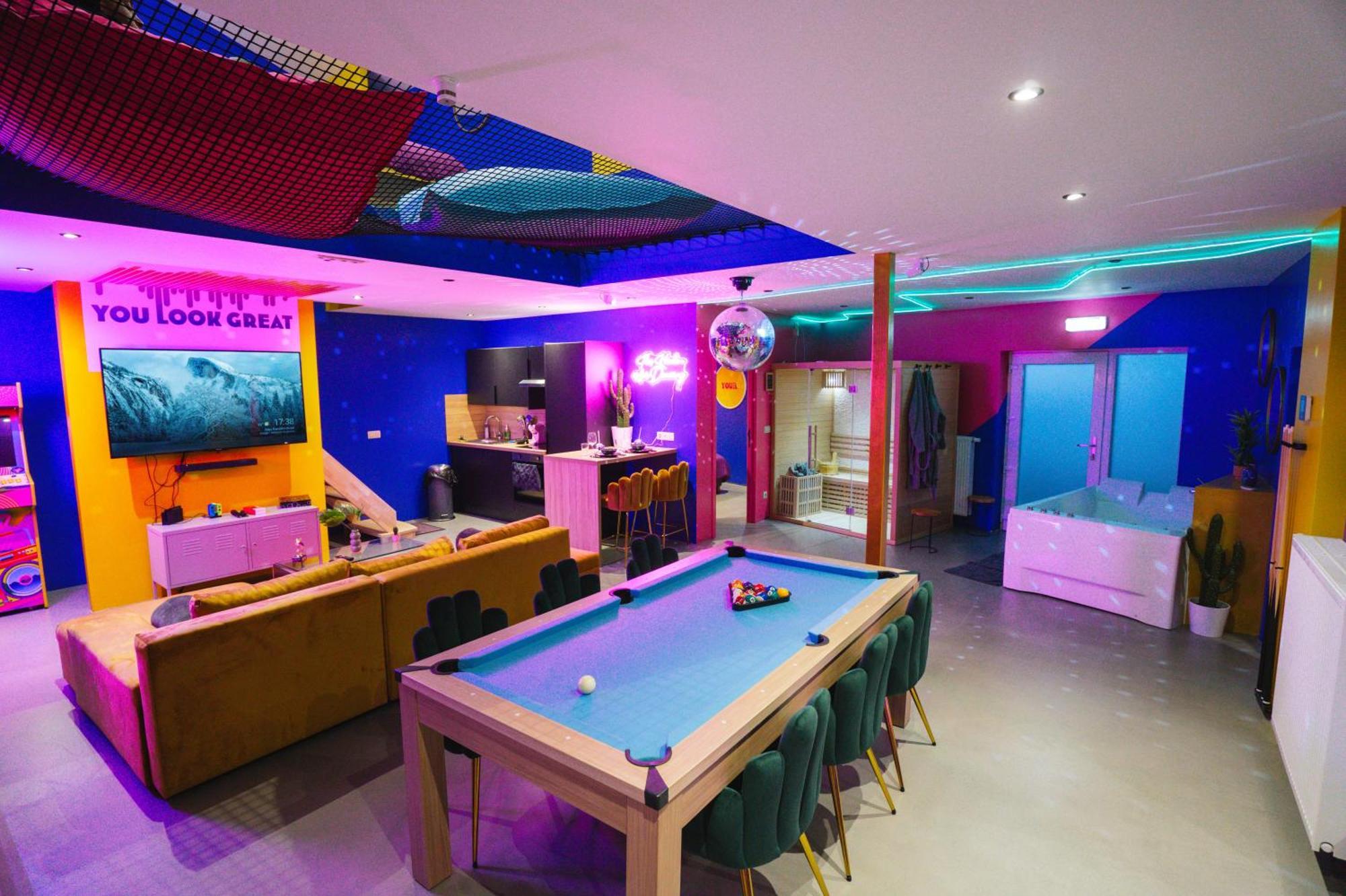 Capsule Boogie-Woogie - Jacuzzi - Sauna - Billard - Jeux - Ecran Geant - Filet Suspendu - Netflix La Louvière Eksteriør billede