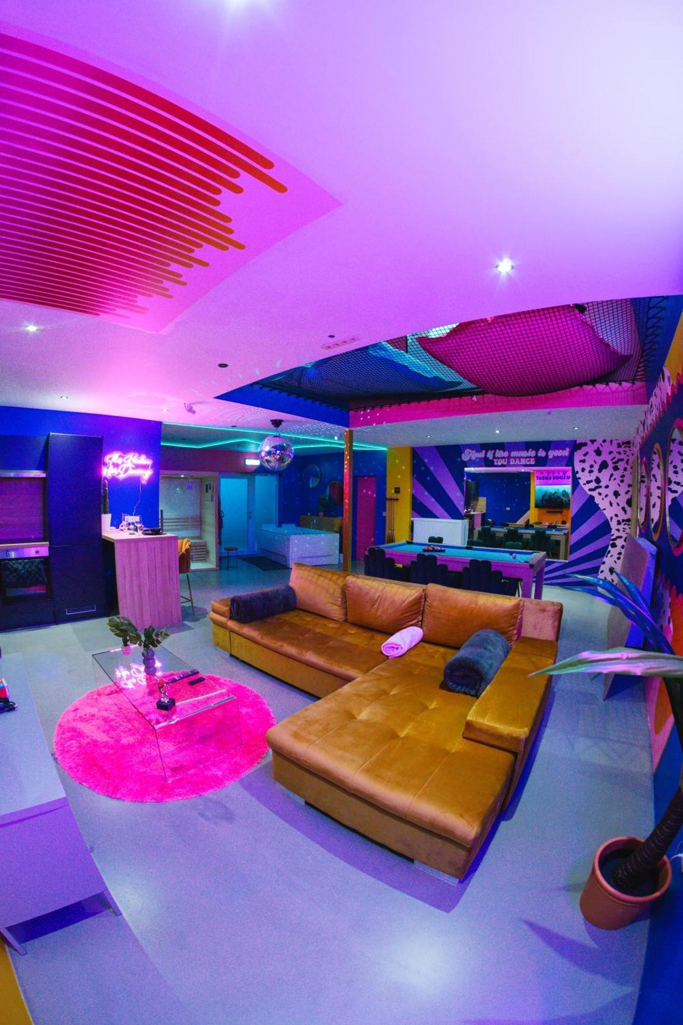 Capsule Boogie-Woogie - Jacuzzi - Sauna - Billard - Jeux - Ecran Geant - Filet Suspendu - Netflix La Louvière Eksteriør billede