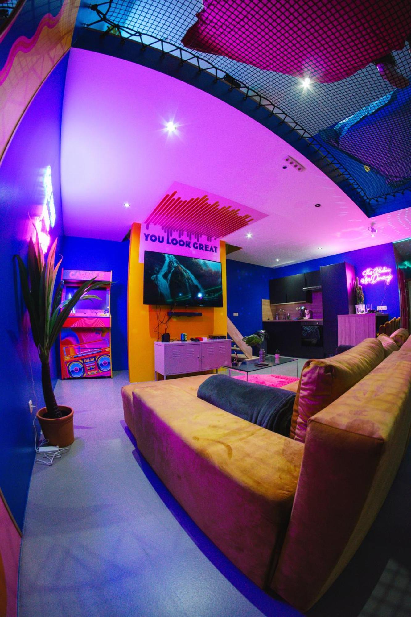 Capsule Boogie-Woogie - Jacuzzi - Sauna - Billard - Jeux - Ecran Geant - Filet Suspendu - Netflix La Louvière Eksteriør billede