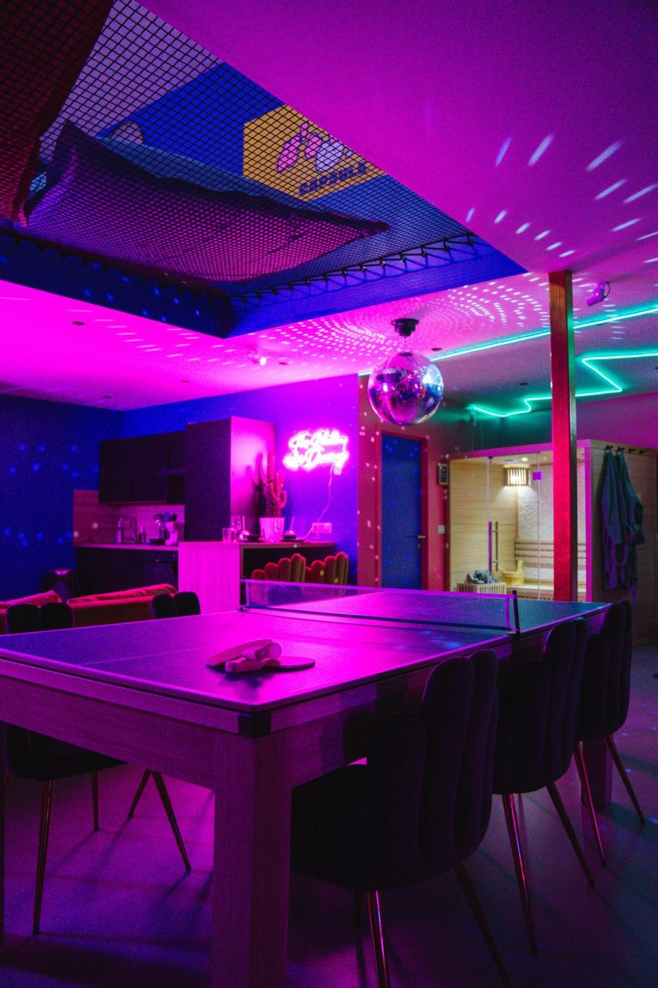 Capsule Boogie-Woogie - Jacuzzi - Sauna - Billard - Jeux - Ecran Geant - Filet Suspendu - Netflix La Louvière Eksteriør billede
