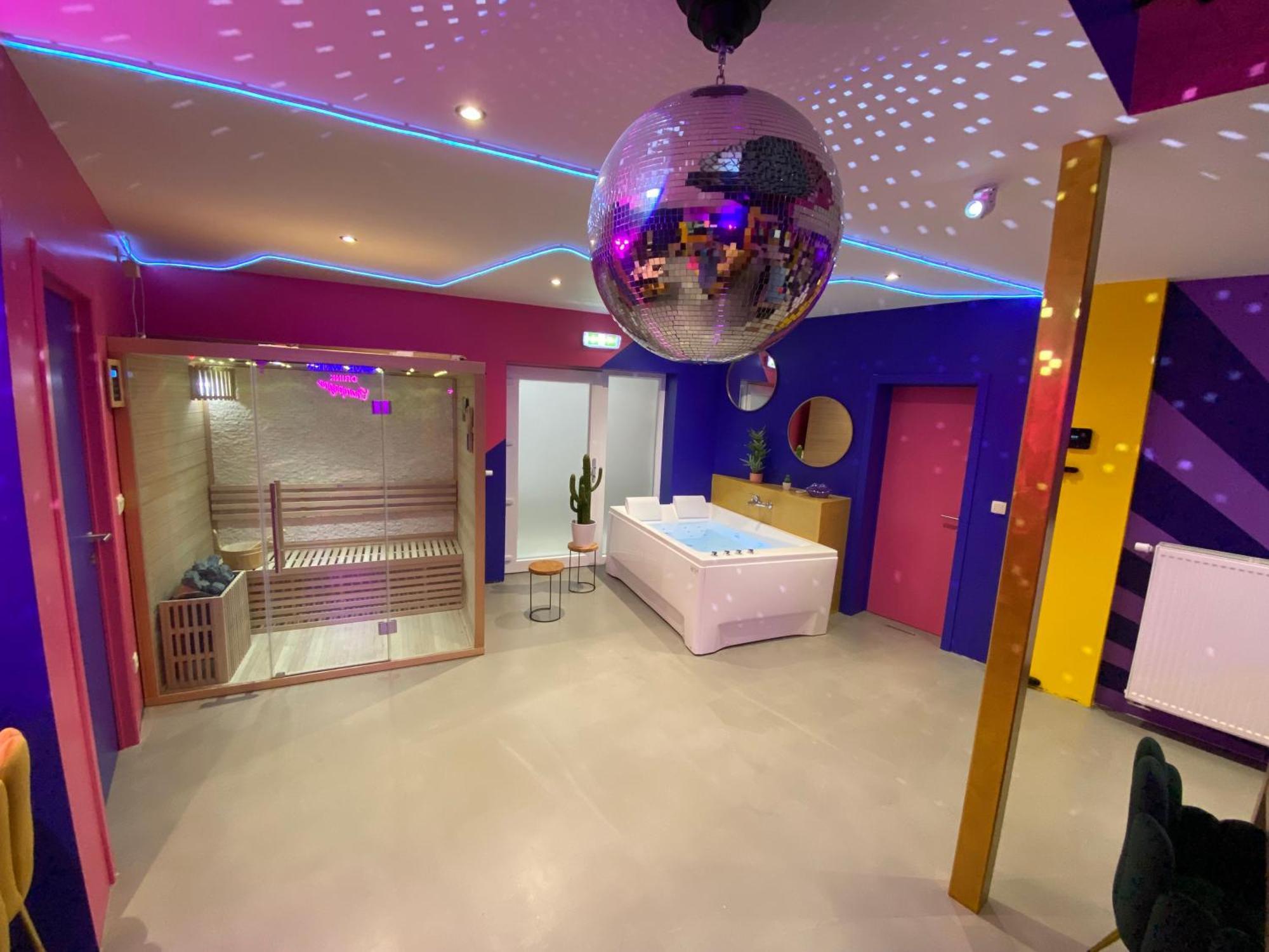 Capsule Boogie-Woogie - Jacuzzi - Sauna - Billard - Jeux - Ecran Geant - Filet Suspendu - Netflix La Louvière Eksteriør billede